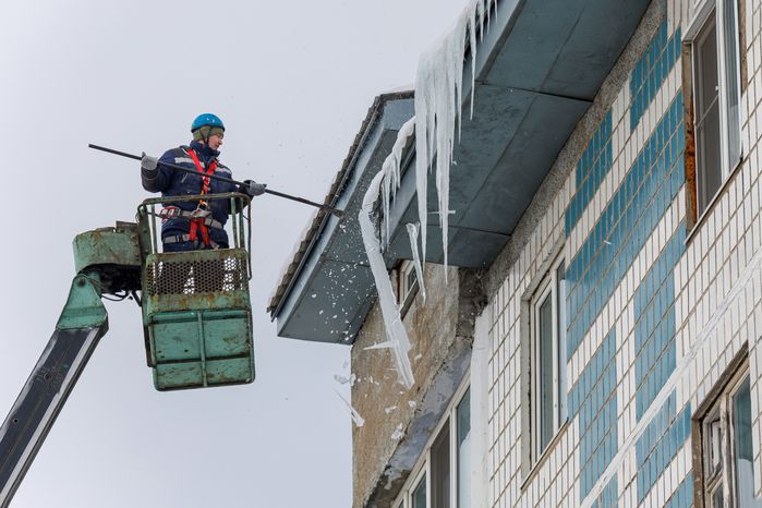 Очистка крыши многоквартирного дома на улице Чайковского в Лобне от сосулек