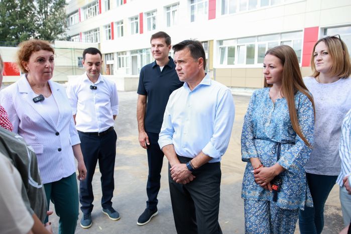 Андрей Воробьев проверил ход капремонта в основном корпусе гимназии №5 в Дзержинском