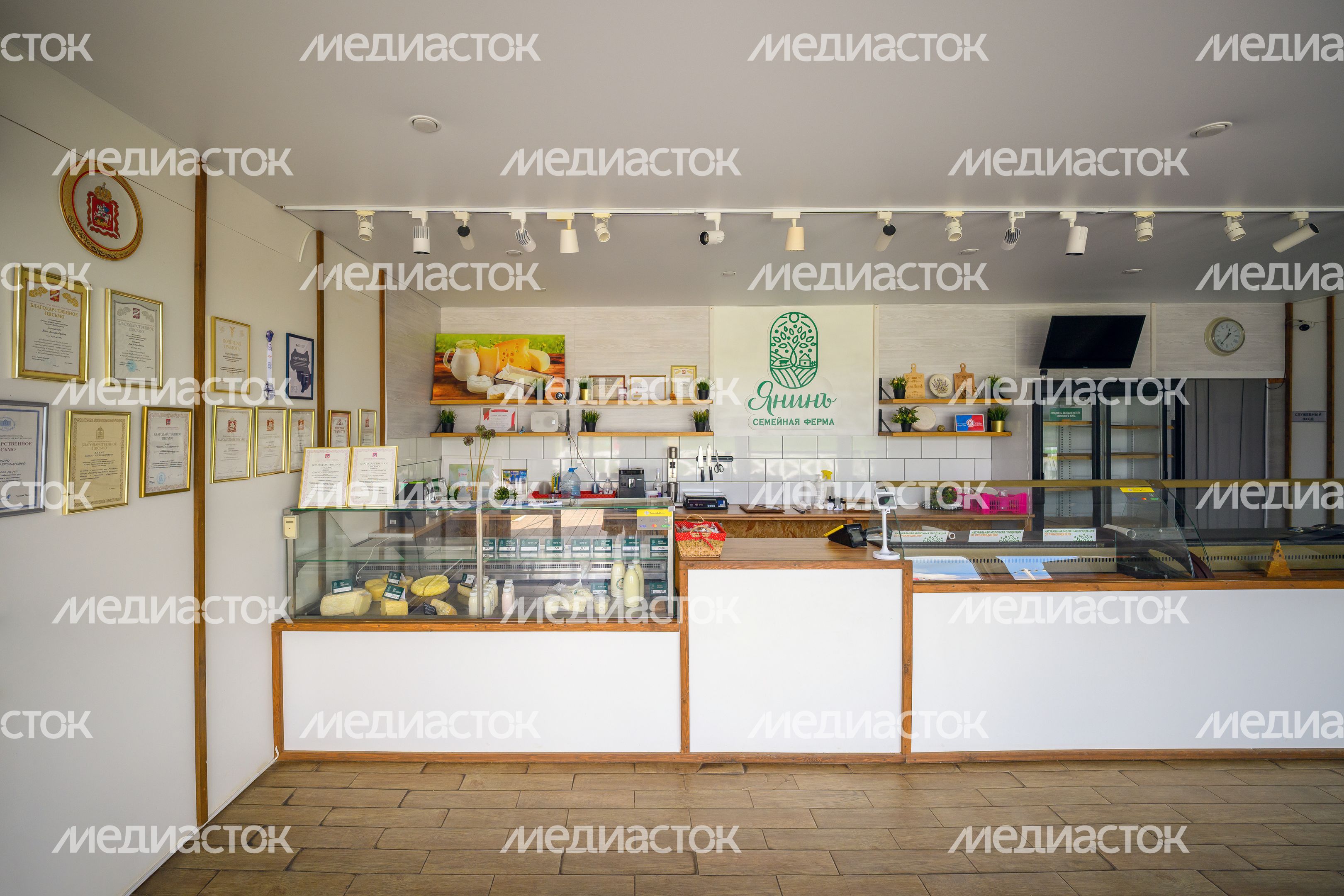 Магазин с молочными продуктами на семейной ферме «Янинъ» в деревне Новое Магазин с молочными продуктами на семейной ферме «Янинъ» в деревне Новое