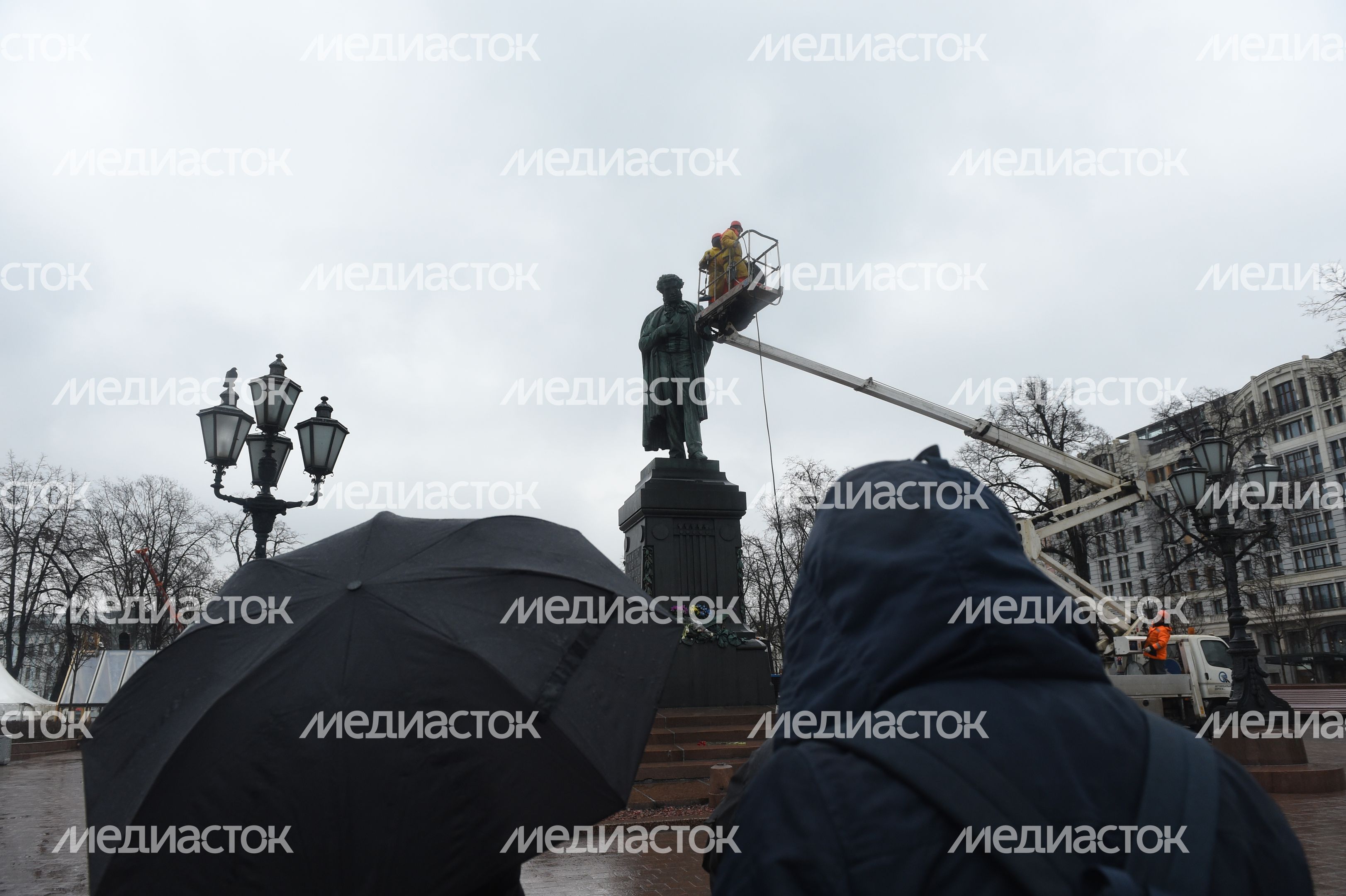 Памятник Пушкину помыли после зимы