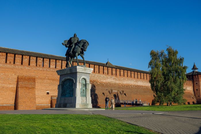 Памятник Юрию Долгорукому у стен Коломенского кремля