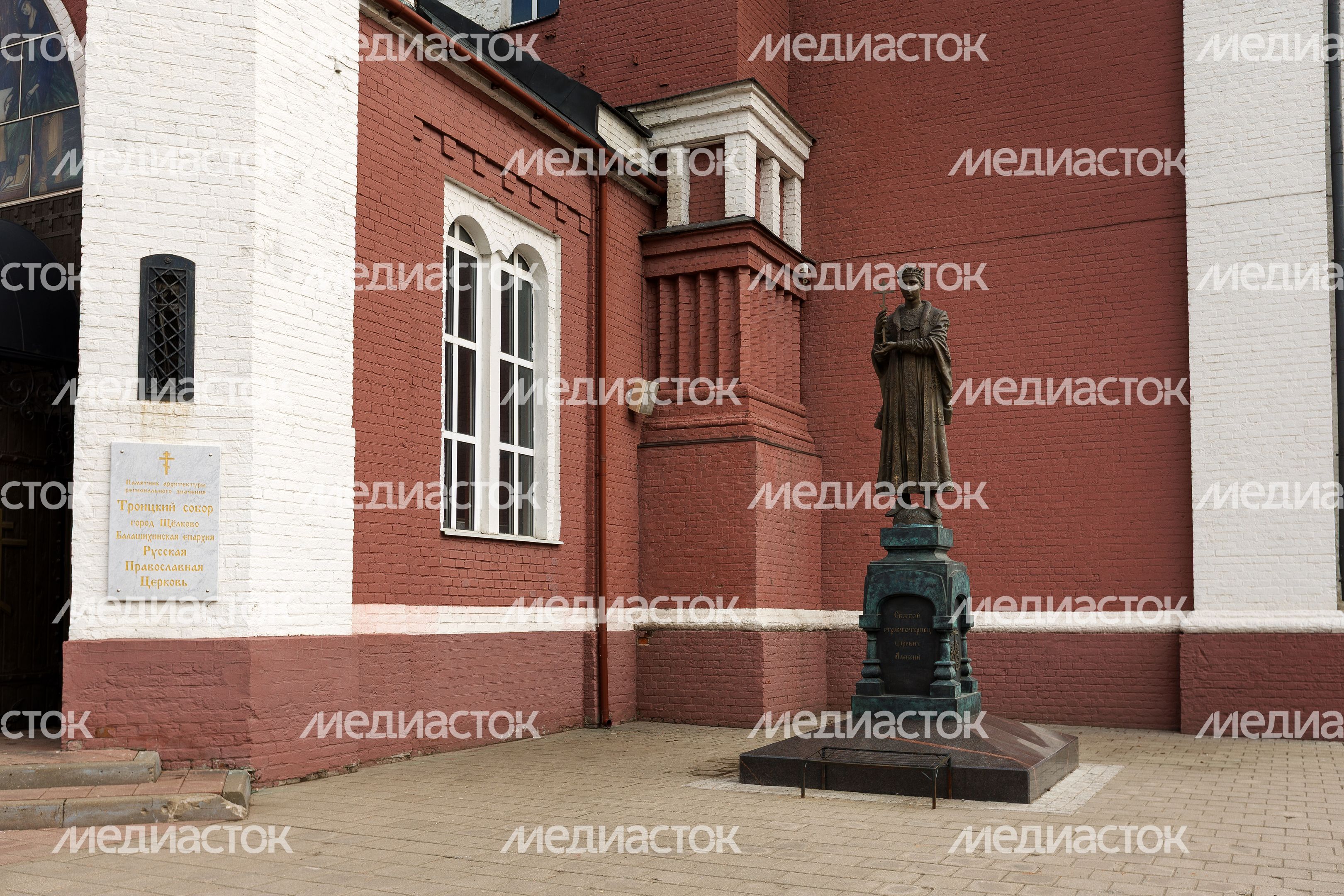 Памятник святому страстотерпцу царевичу Алексию у собора Троицы Живоначальной в Щелково Памятник святому страстотерпцу царевичу Алексию у собора Троицы Живоначальной в Щелково