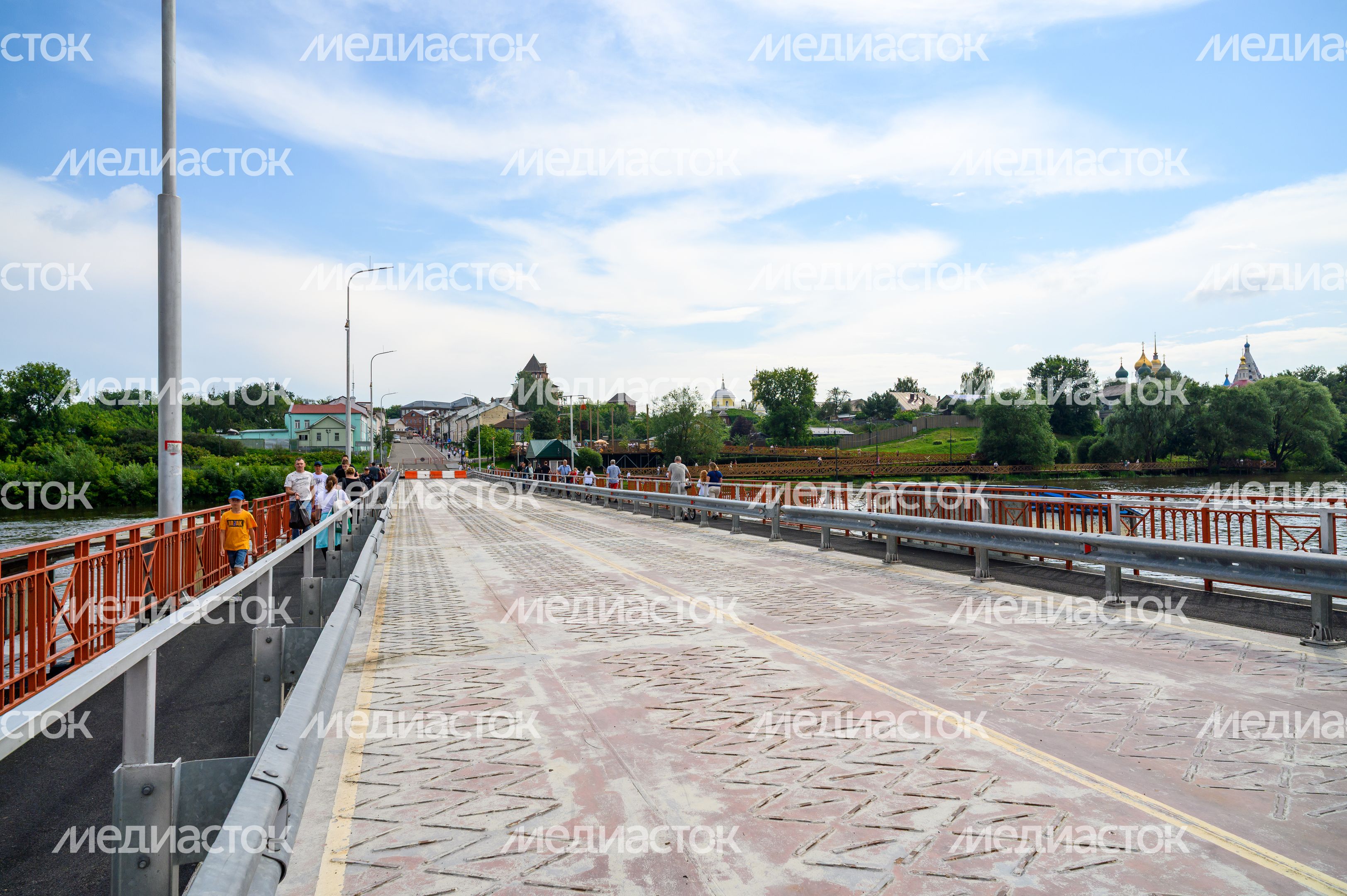 Наплавной разводной Бобреневский мост в Коломне через Москву-реку Наплавной разводной Бобреневский мост в Коломне через Москву-реку