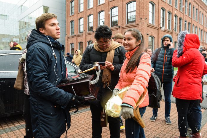 Очередь за бесплатными колонками «Яндекса» в Москве