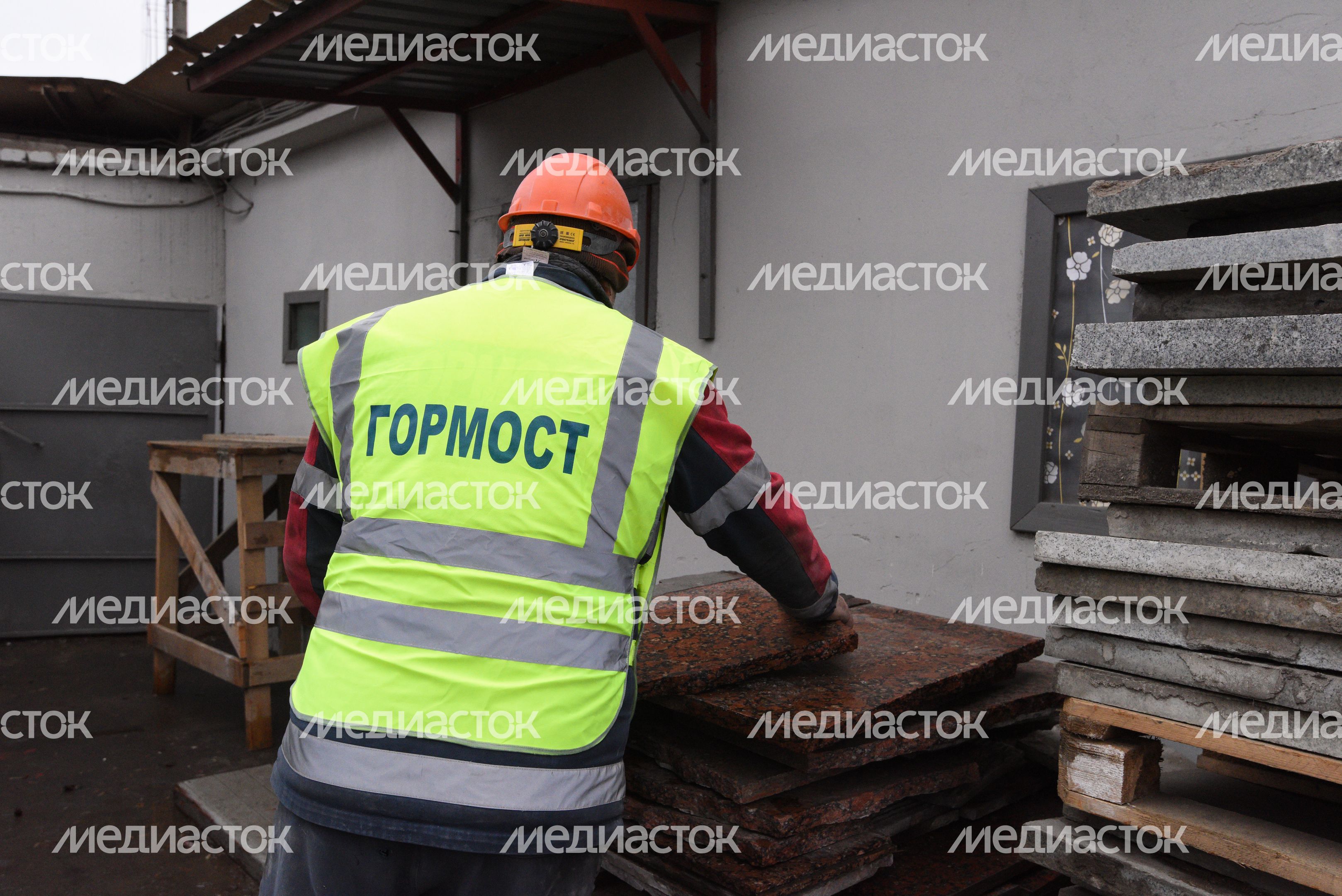 Процесс обработки гранитного камня специалистами ГБУ «Гормост» для облицовки стен подземных пешеходных переходов в Москве