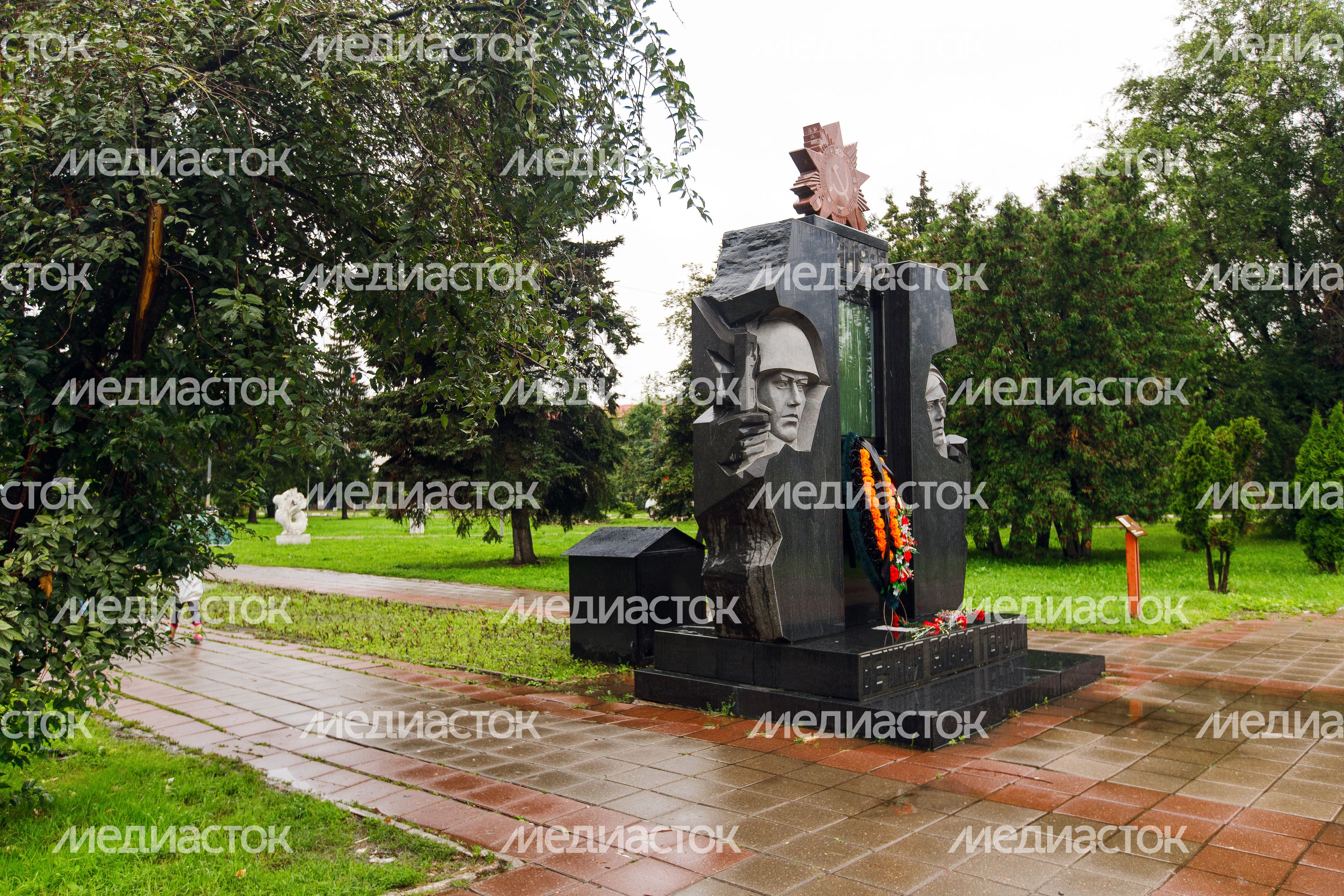Памятник погибшим солнечногорцам в Великой отечественной войне на Советской площади в Солнечногорске Памятник погибшим солнечногорцам в Великой отечественной войне на Советской площади в Солнечногорске