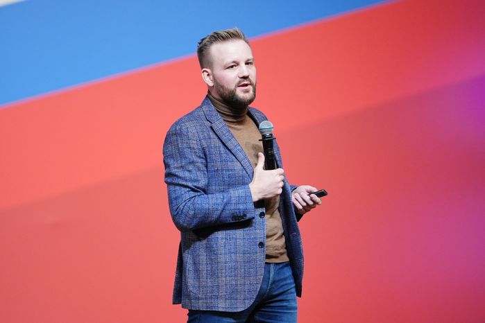 Замгендиректора АНО «Диалог Регионы» Андрей Цепелев выступает на форуме "На государственной службе"