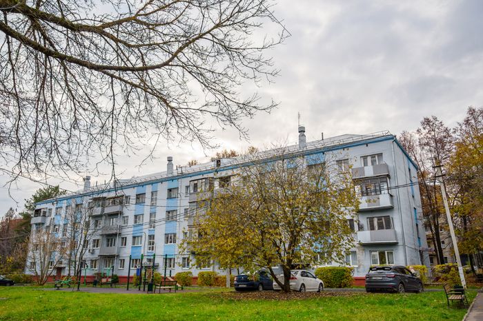 Многоквартирный дом в микрорайоне Авиационный Домодедово осенью