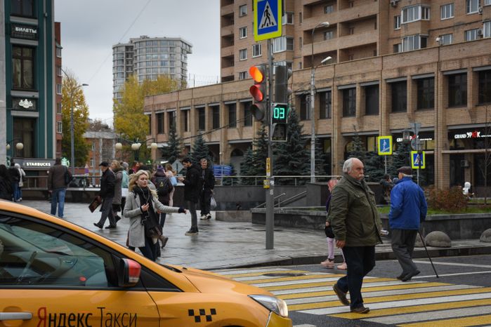 Повседневная жизнь города в Москве осенью
