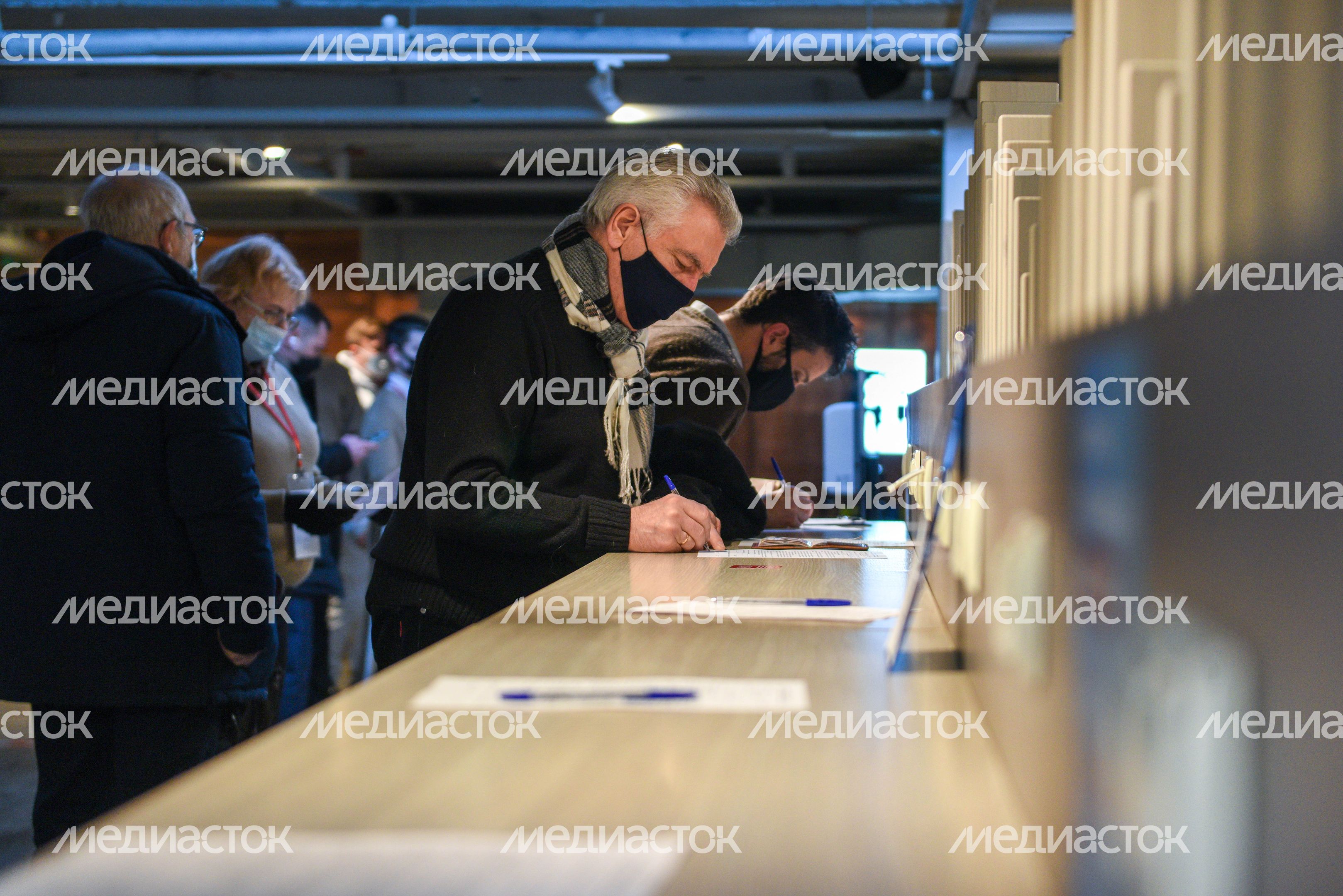 Выездной пункт вакцинации от коронавируса в фудмолле «Депо» в Москве