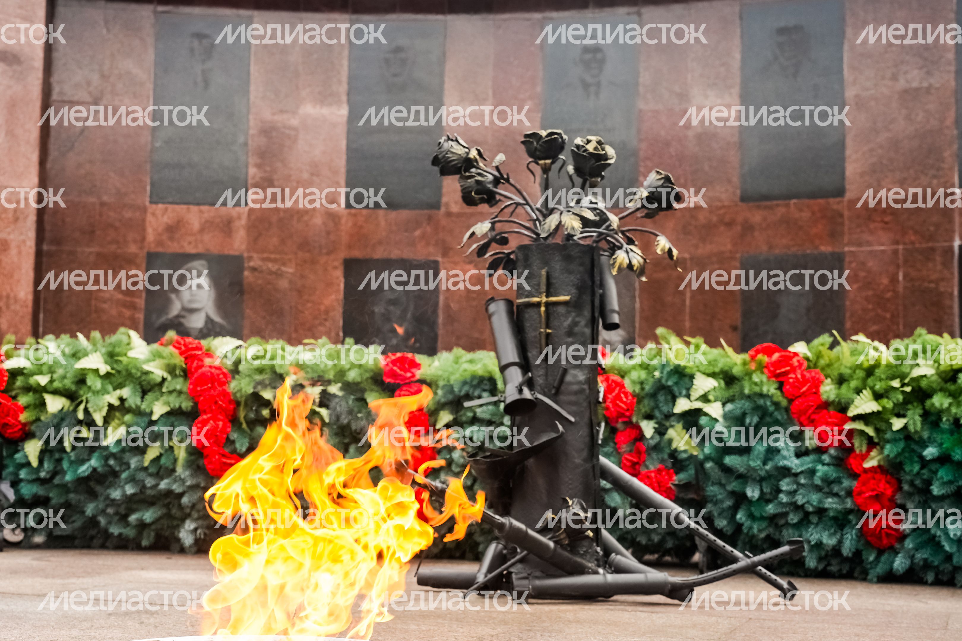 Губернатор возложил цветы к мемориалу погибших разведчиков 45-й отдельной бригады ВДВ Губернатор возложил цветы к мемориалу погибших разведчиков 45-й отдельной бригады ВДВ