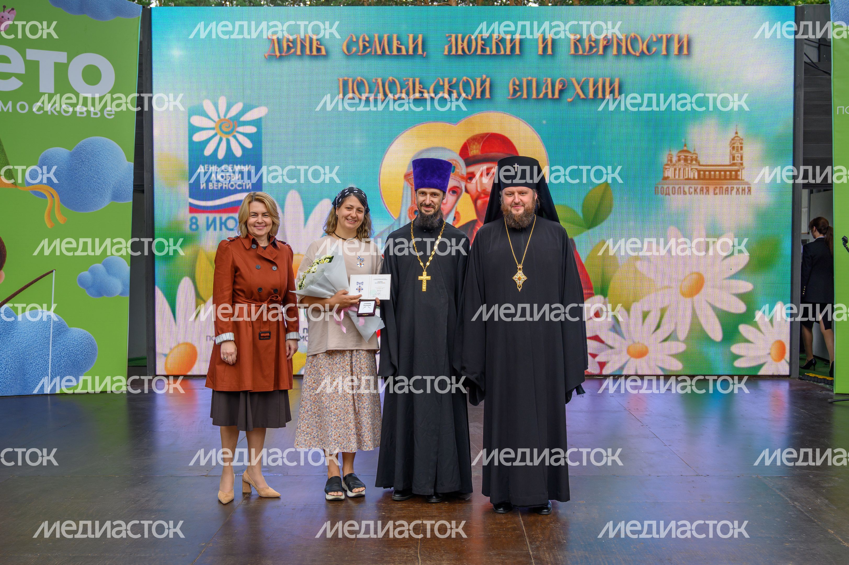 Награждение семей на фестивале «День семьи, любви и верности» в парке «Елочки» Домодедово Награждение семей на фестивале «День семьи, любви и верности» в парке «Елочки» Домодедово