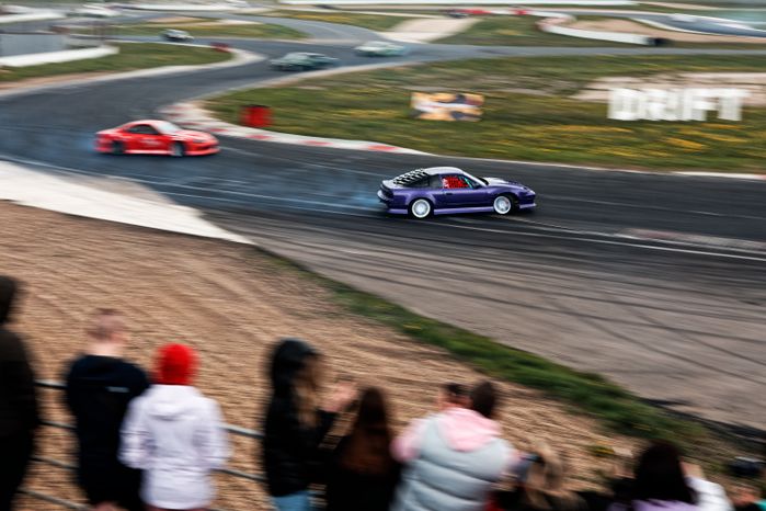 Гонка автомобилей на дрифт-фестивале скорости и драйва Drift Expo Track Mode 2025
