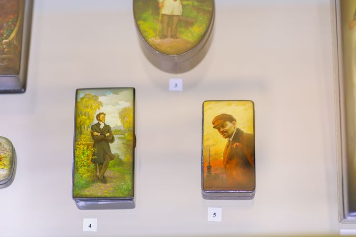 Шкатулка в технике лаковой миниатюры Федоскино с изображением А.С. Пушкина и В.И. Ленина