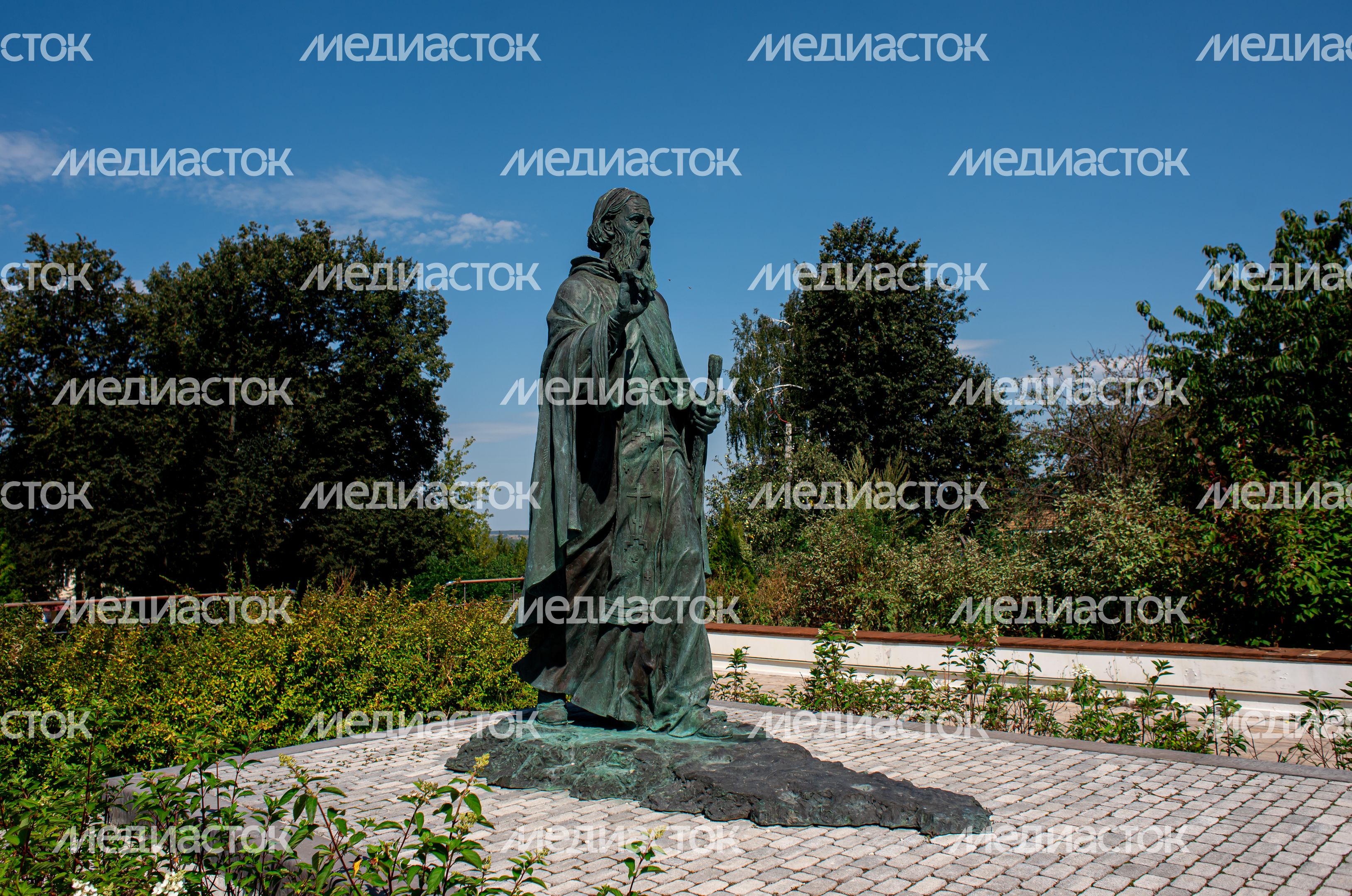 Летние виды храма Николы Ратного в городе Кашира