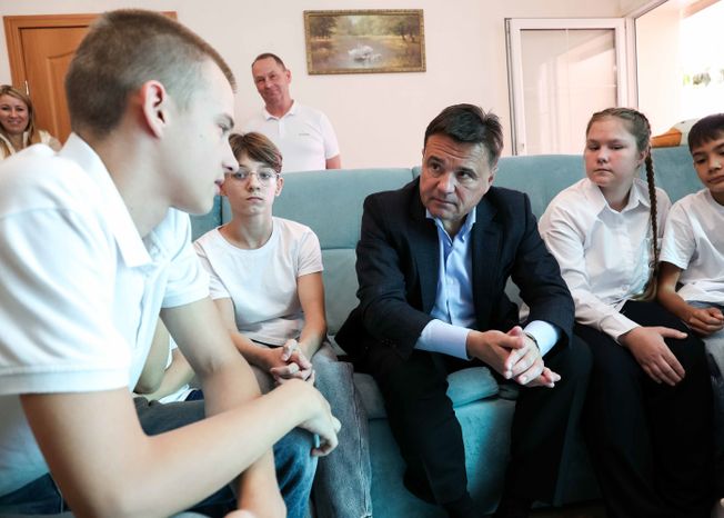 Андрей Воробьев навестил многодетную семью, воспитывающую особенных деток