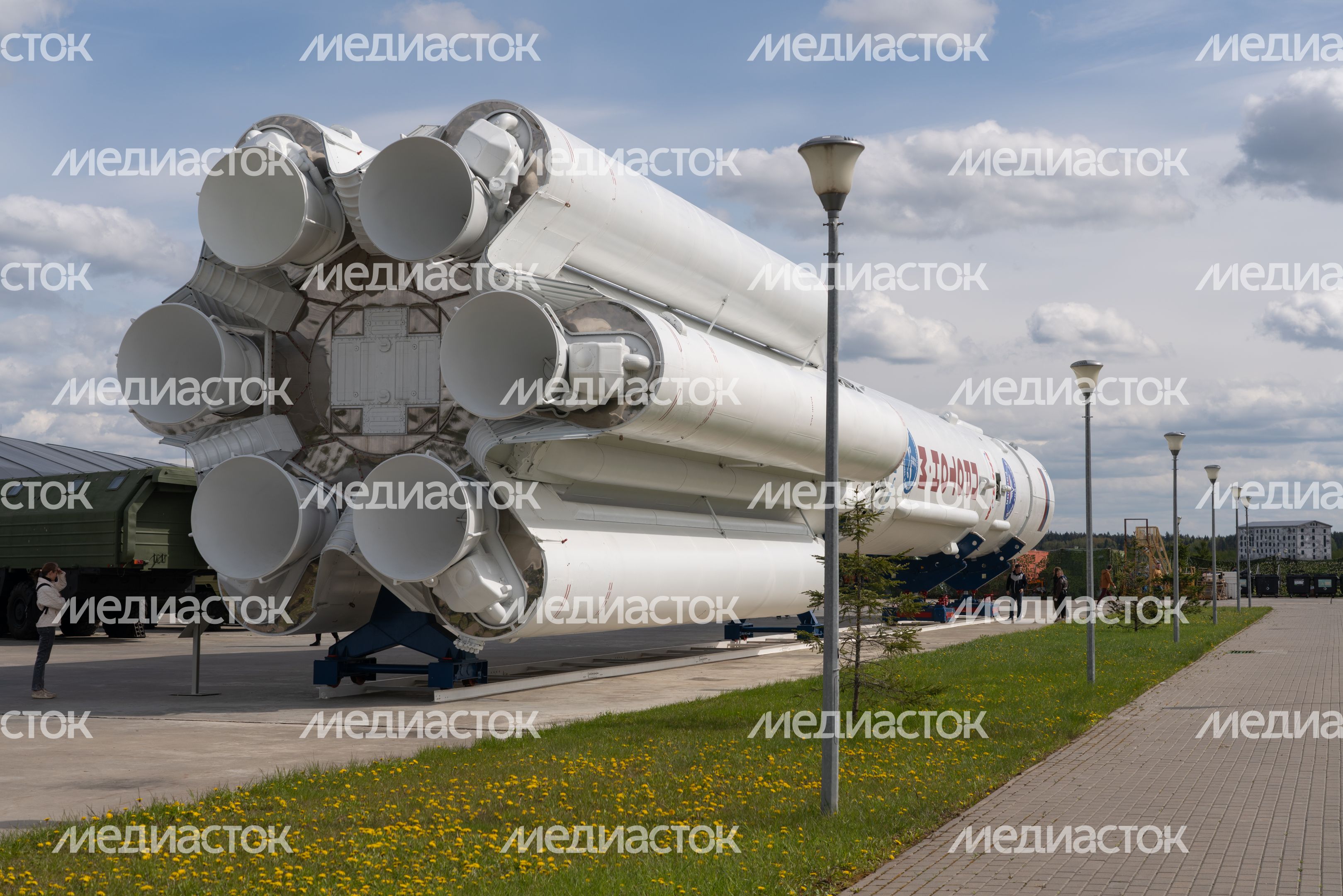 Полноразмерный макет ракеты-носителя тяжелого класса «Протон-М» из ГКНПЦ имени М.В. Хруничева Полноразмерный макет ракеты-носителя тяжелого класса «Протон-М» из ГКНПЦ имени М.В. Хруничева