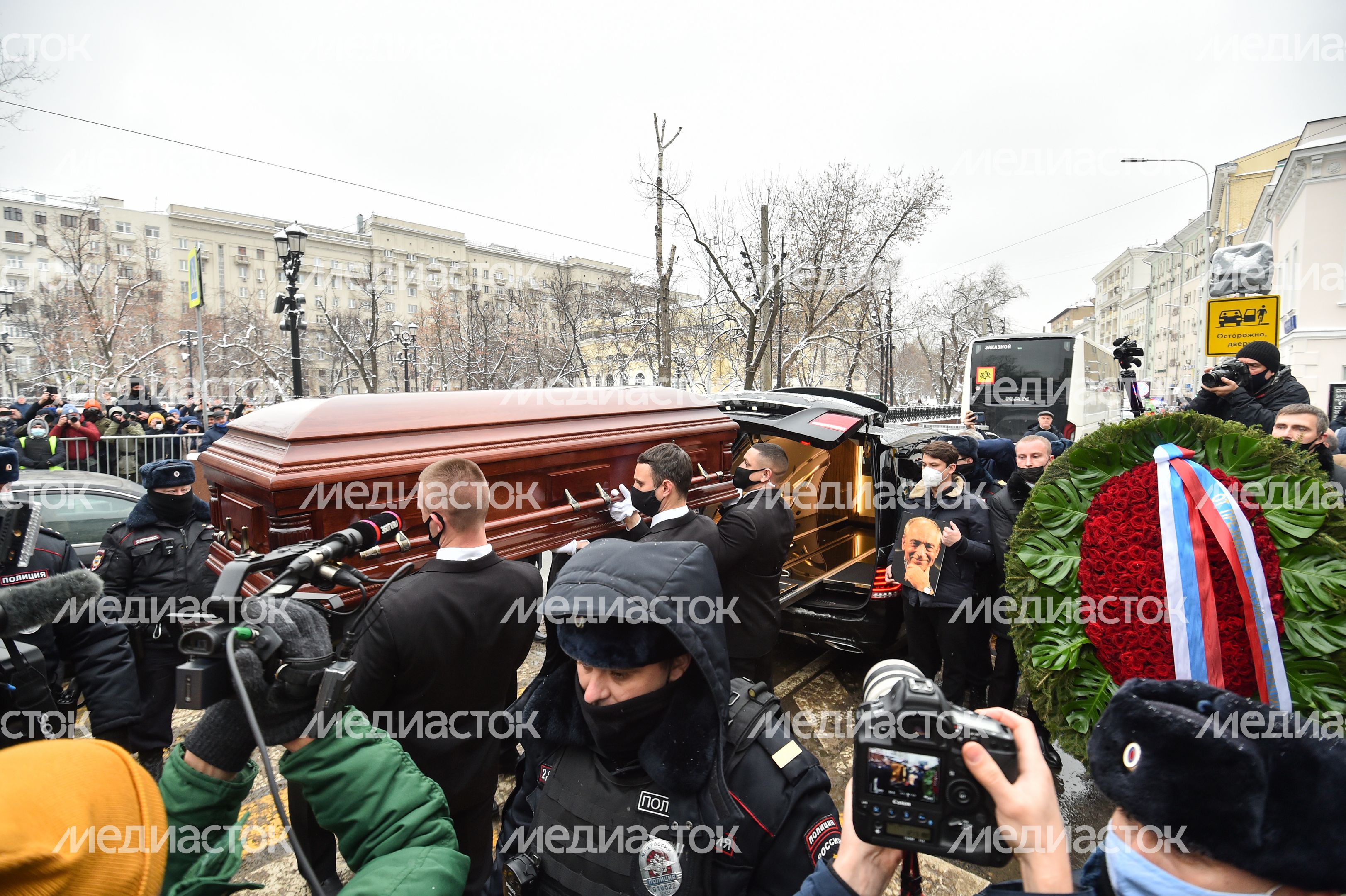 Церемония прощания с актером Валентином Гафтом в театре «Современник» в Москве