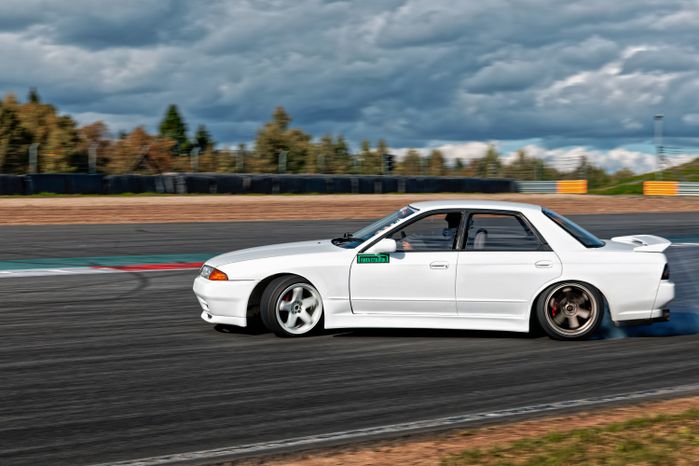 Дрифт-гонка автомобилей по автодрому Moscow Raceway на фестивале «Дрифт Экспо» в Волоколамске