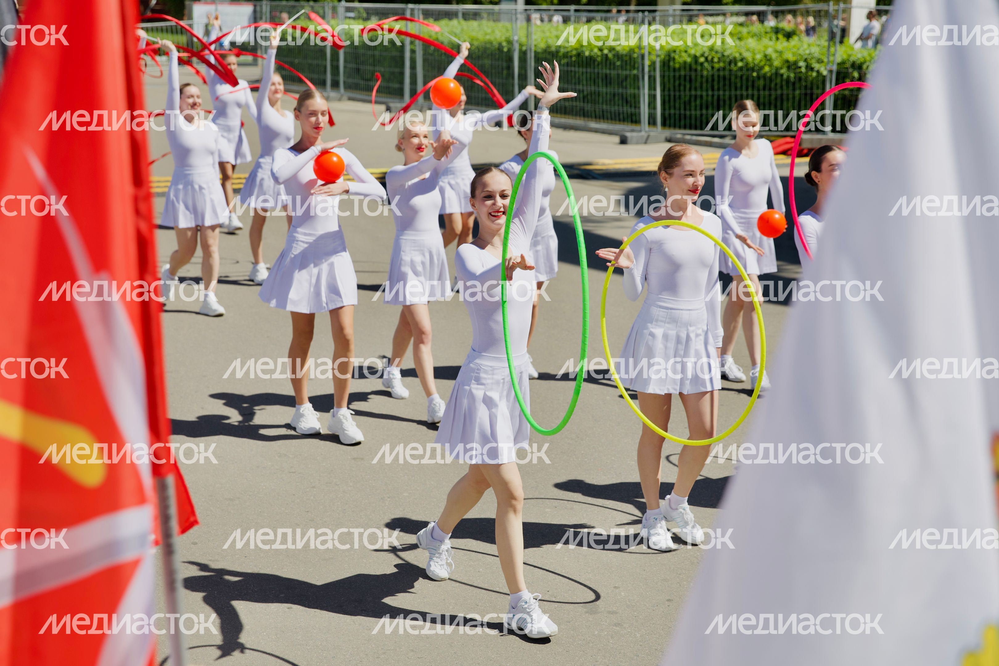 Подмосковные спортсмены с семьями присоединились к параду-шествию на ВДНХ