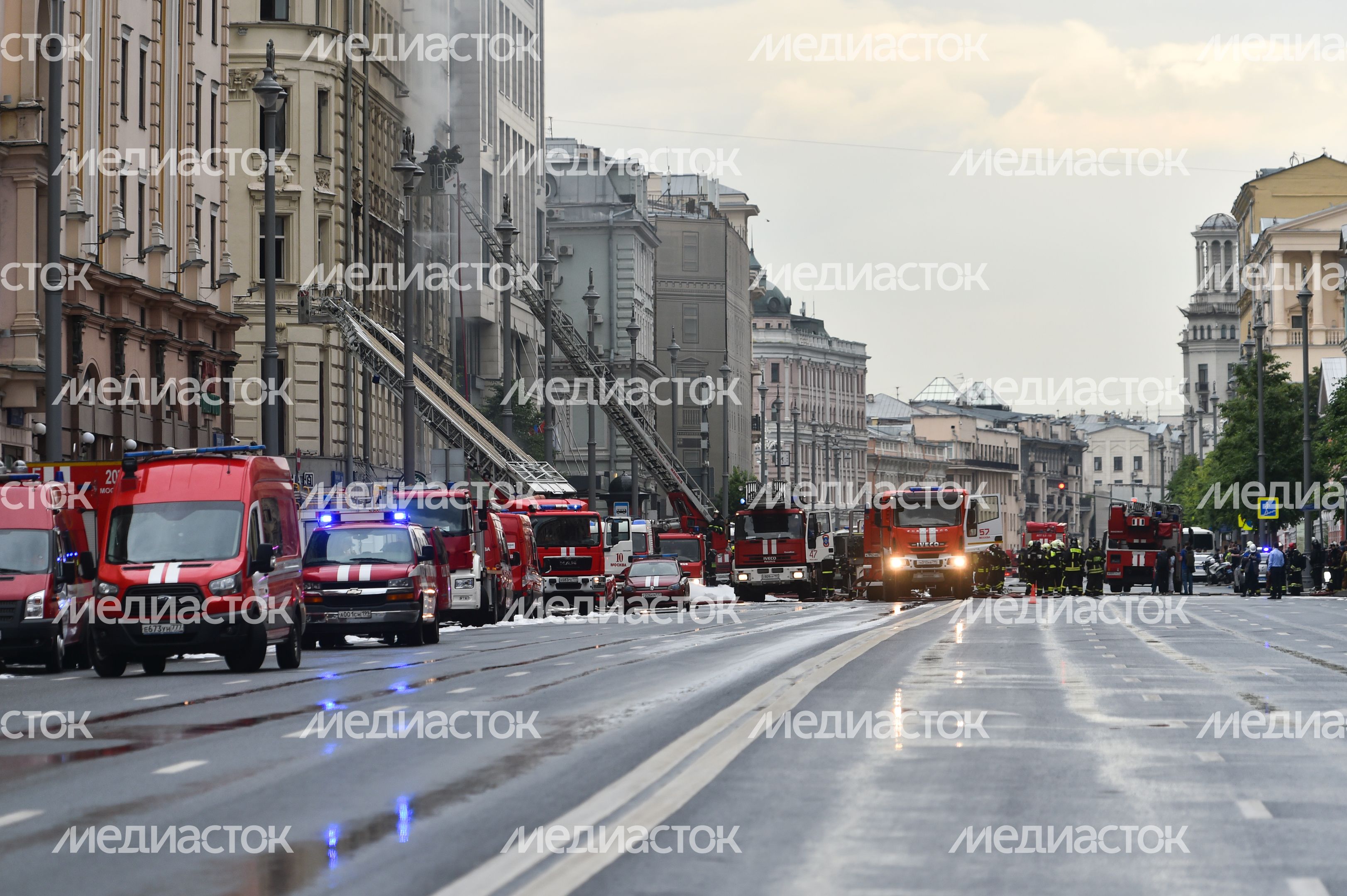 Пожар в реставрируемом здании на Тверской улице в Москве