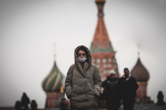 Люди в масках в период эпидемии коронавируса