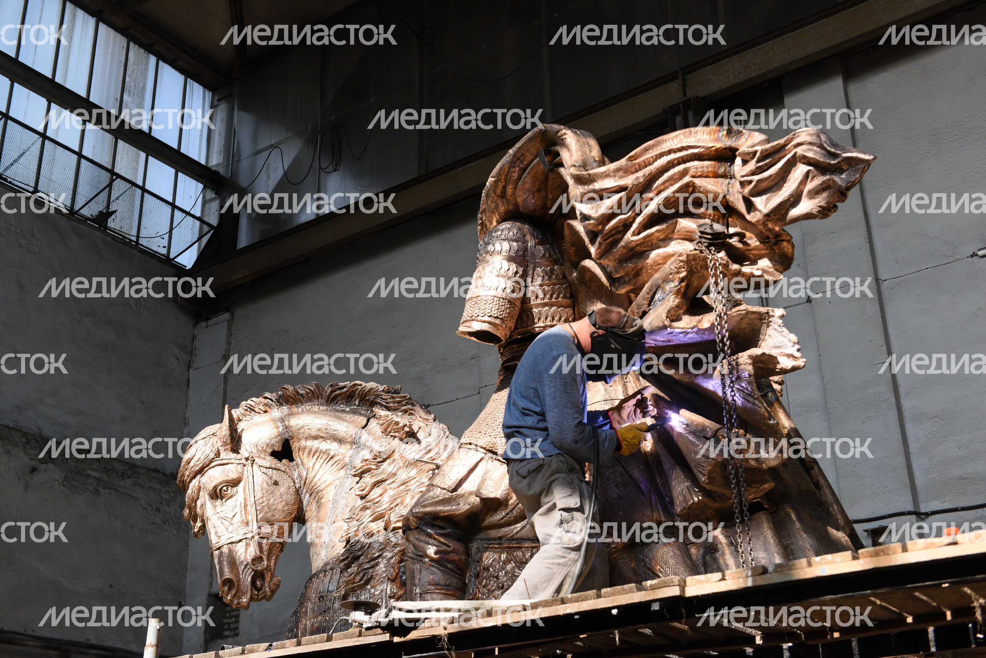 Сборка мемориала «Князь Александр Невский с дружиной» в Химках