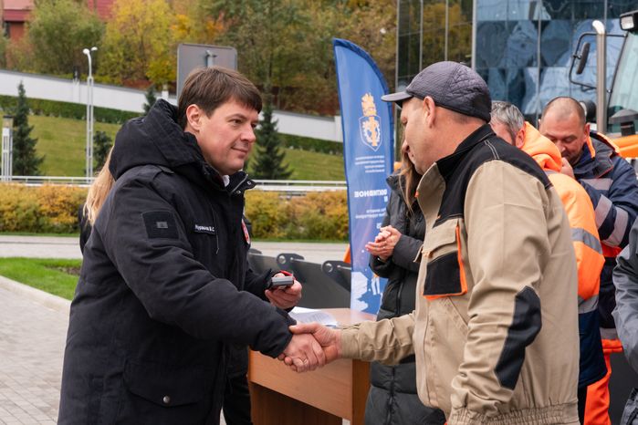 Владислав Мурашов лично вручил ключи механизаторам