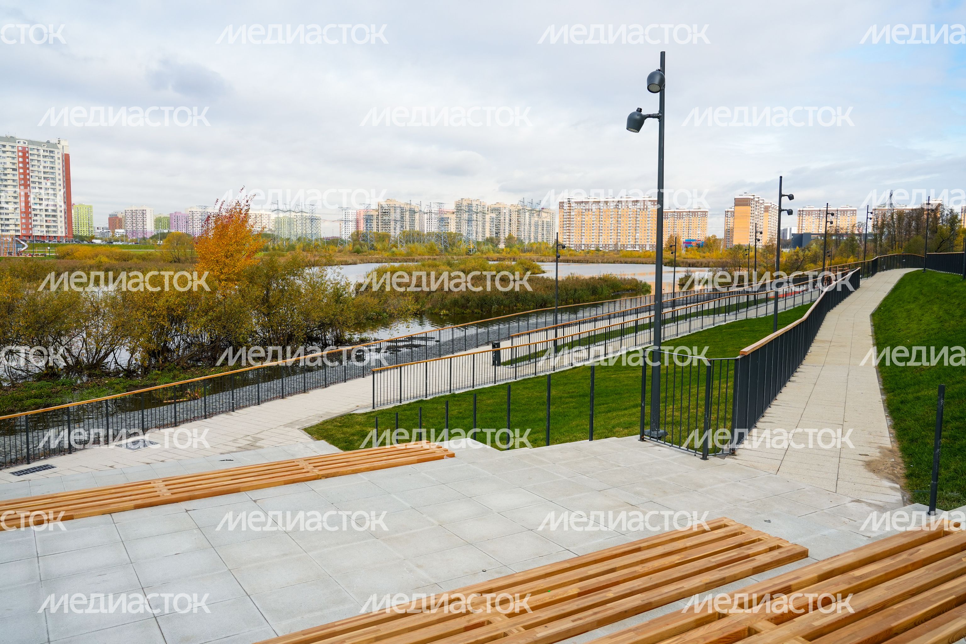 В Люберцах благоустроили парк "Дружба" с пешеходным мостом через озеро Черное В Люберцах благоустроили парк "Дружба" с пешеходным мостом через озеро Черное