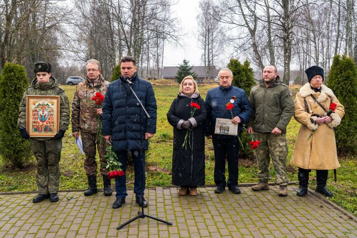 Глава Можайского округа Денис Мордвинцев на возложении цветов к могиле Неизвестного солдата на Бородинском поле