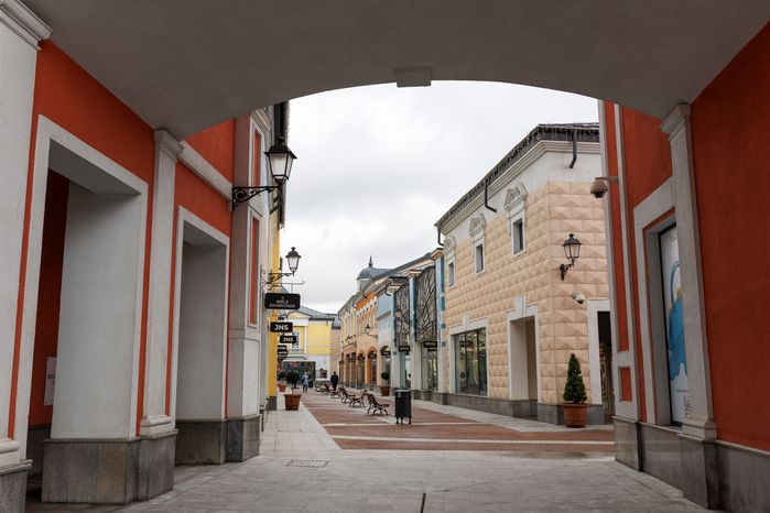 Торговый центр «Outlet Village Белая Дача» в Котельниках осенью