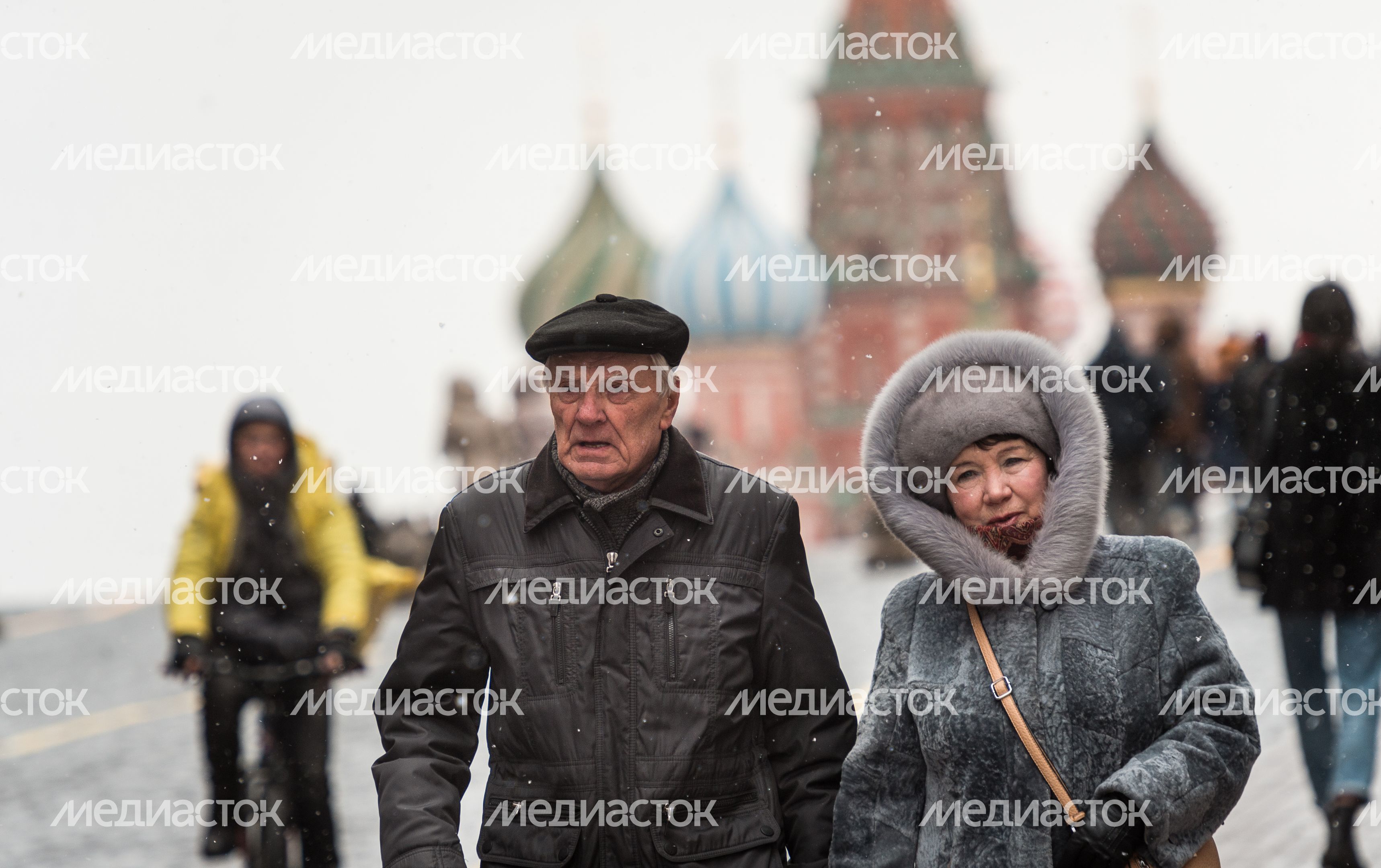 Люди в масках в период эпидемии коронавируса