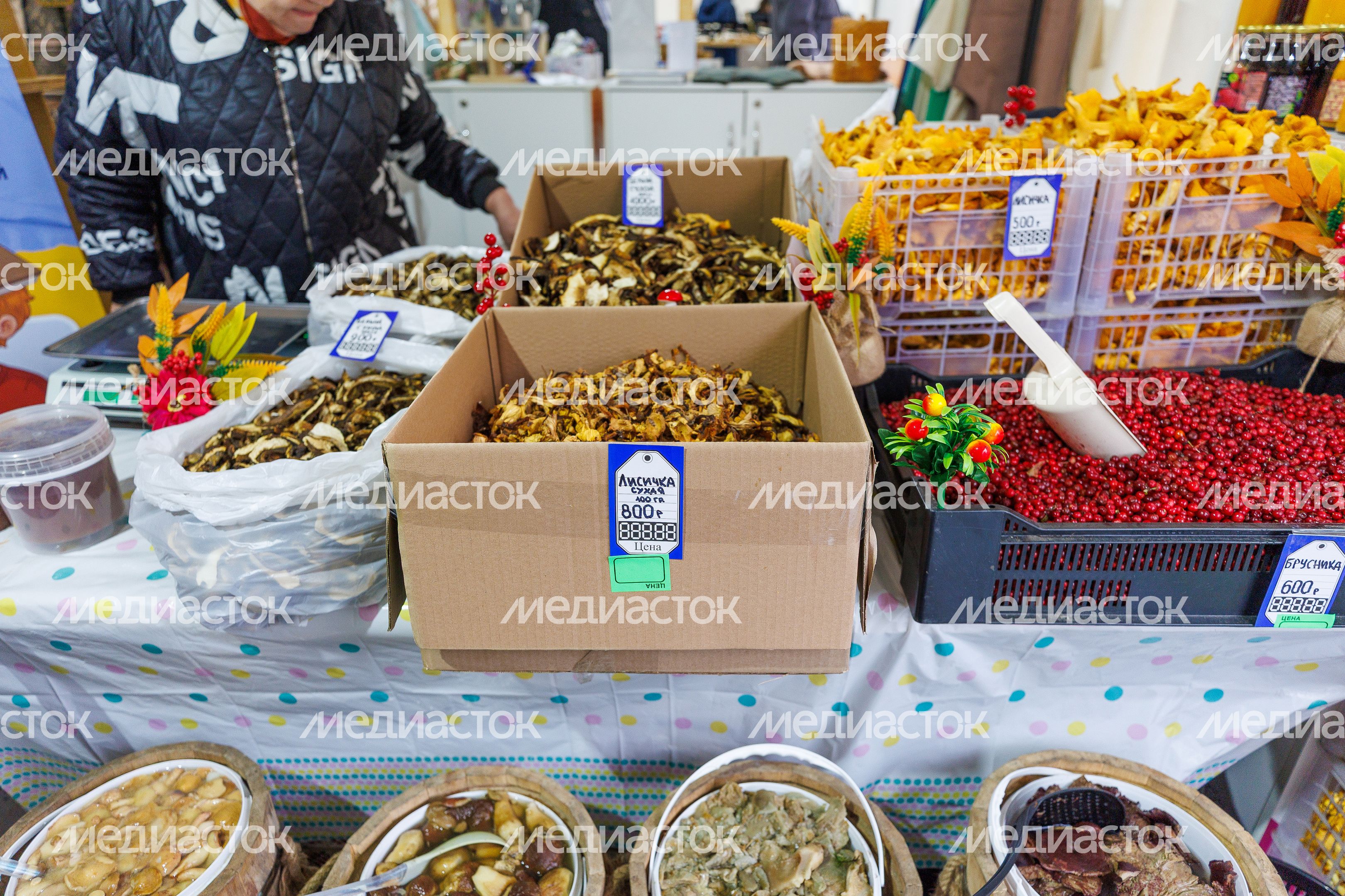 Продукция местных фермеров на ярмарке подмосковных брендов «100% Подмосковье. Встречаем осень» в Красногорске Продукция местных фермеров на ярмарке подмосковных брендов «100% Подмосковье. Встречаем осень» в Красногорске