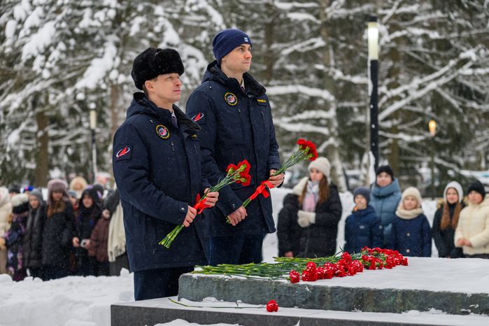 Космонавты Сергей Рыжиков и Алексей Зубрицкий возложили цветы к памятнику Ю. Гагарина в Звездном городке