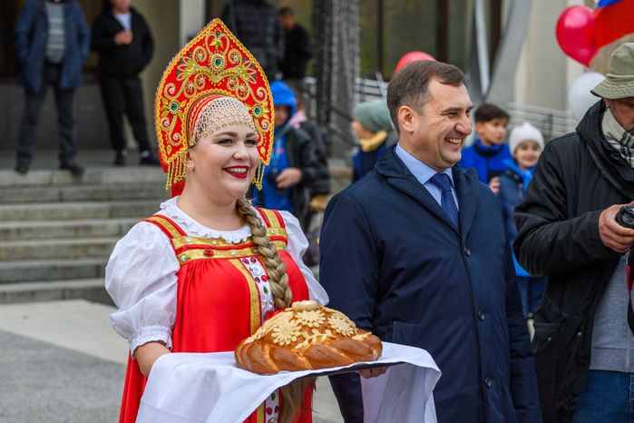 Хлебом-солью встречали космонавтов-рекордсменов по пребыванию на МКС в Звездном городке