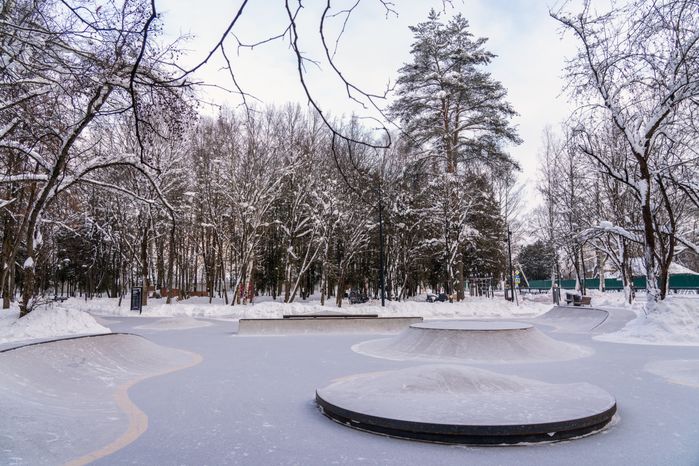 Скейт-площадка в городском парке «Гучково» в Дедовске округа Истра