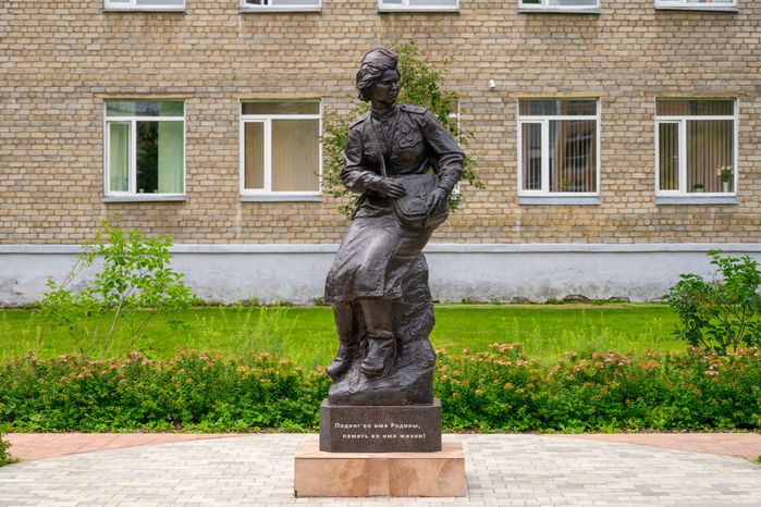 Памятник женщине-санинструктору у Пушкинской клинической больницы