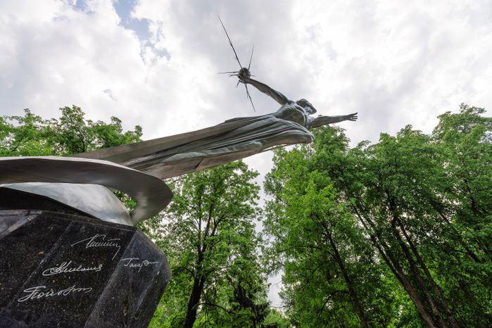 Монумент «Слава покорителям космоса» в поселке Монино округа Щелково
