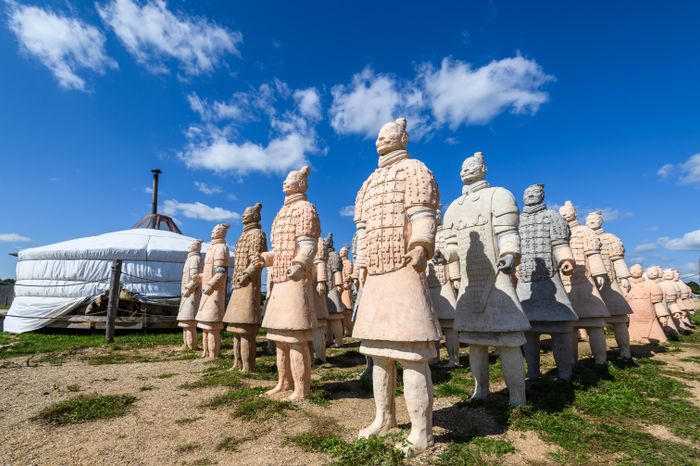 Терракотовая армия императора Цинь Шихуанди в этнопарке «Кочевник» в Сергиево-Посадском округе