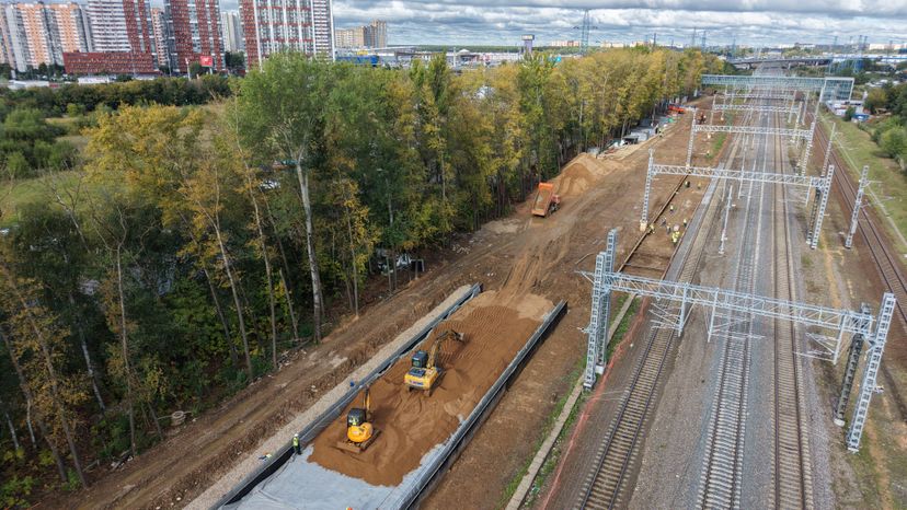 Вид сверху на строительство железнодорожной станции МЦД-3 «Монумент» в Химках