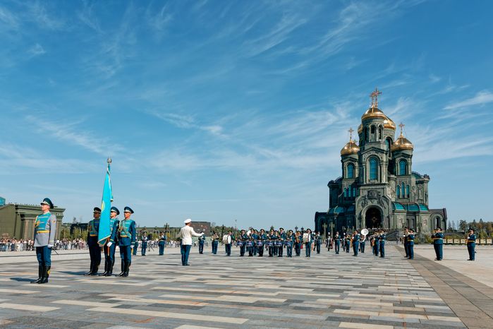 Военный оркестр силовых ведомств Казахстана на военно-музыкальном фестивале «Спасская башня» у Главного храма ВС РФ