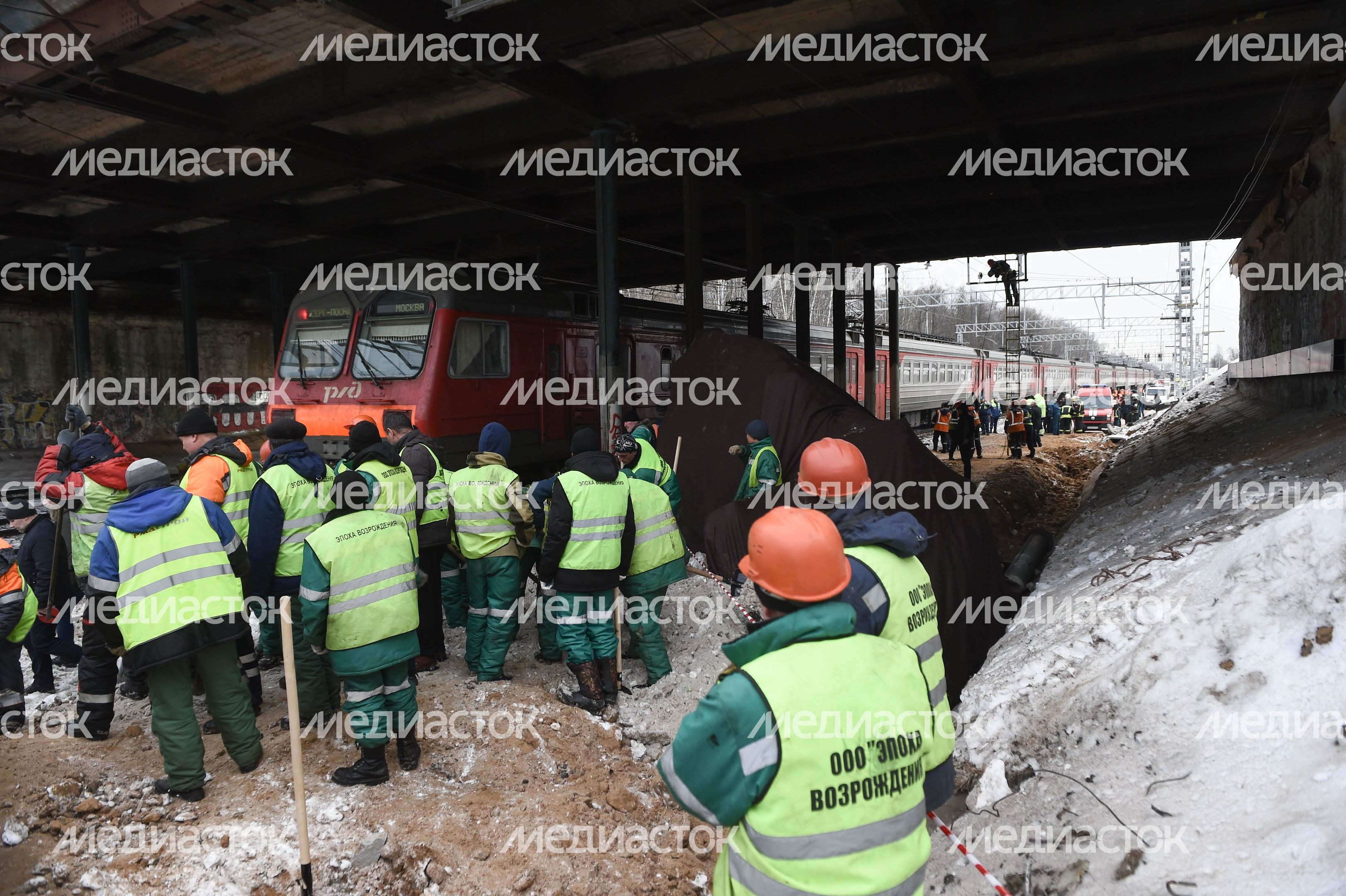 Кадры с места ЧП с трактором и электричкой в Москве, 14.03.2018