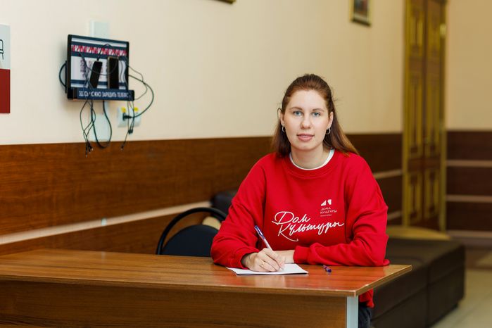 Сотрудник Дома культуры «Пушкино» в брендированной одежде