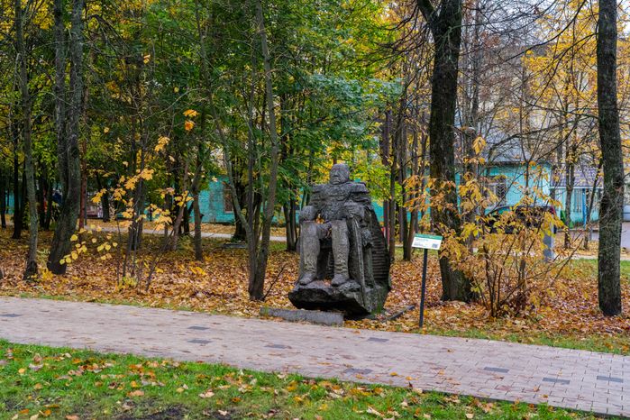 Арт-объект из гранита «Тиран на троне» скульптора А.В. Балашова