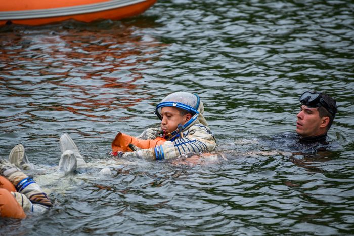 Тренировка космонавтов по действиям после посадки на воду в Ногинске