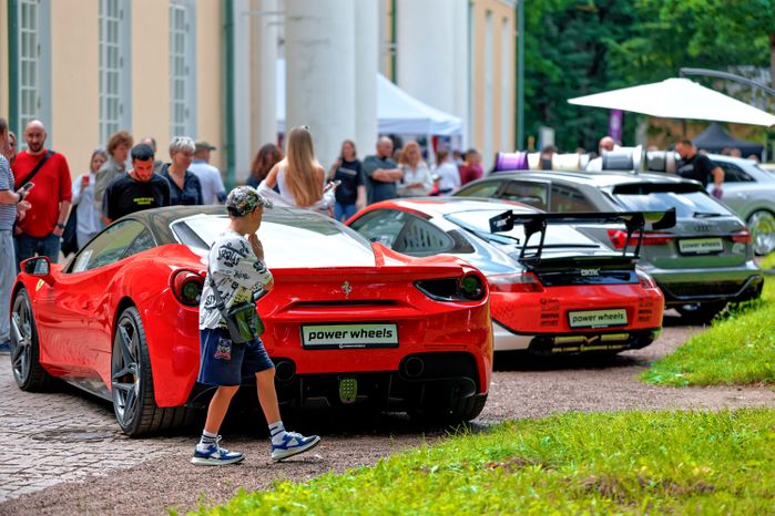 Ретроавтомобили и суперкары на автофестивале «Автовыходные в Архангельском» в округе Красногорск