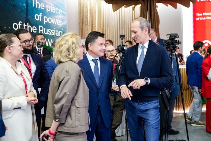 Дмитрий Григоренко осмотрел подмосковный стенд на ПМЭФ-2025
