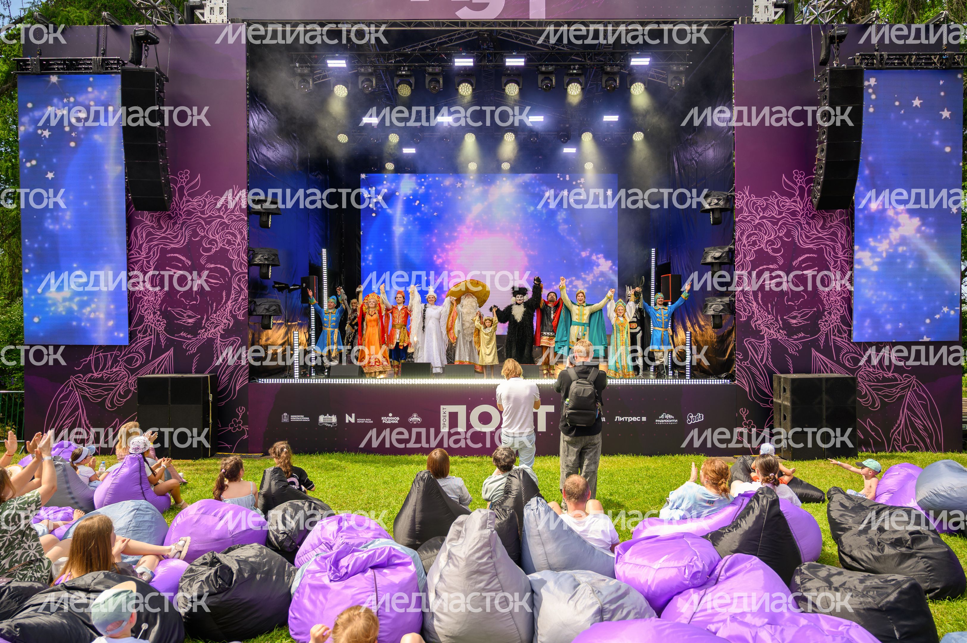 Спектакль «Лукоморье» по сказкам А. Пушкина на Литературном фестивале «Проект: Поэт» в усадьбе Вяземы Спектакль «Лукоморье» по сказкам А. Пушкина на Литературном фестивале «Проект: Поэт» в усадьбе Вяземы