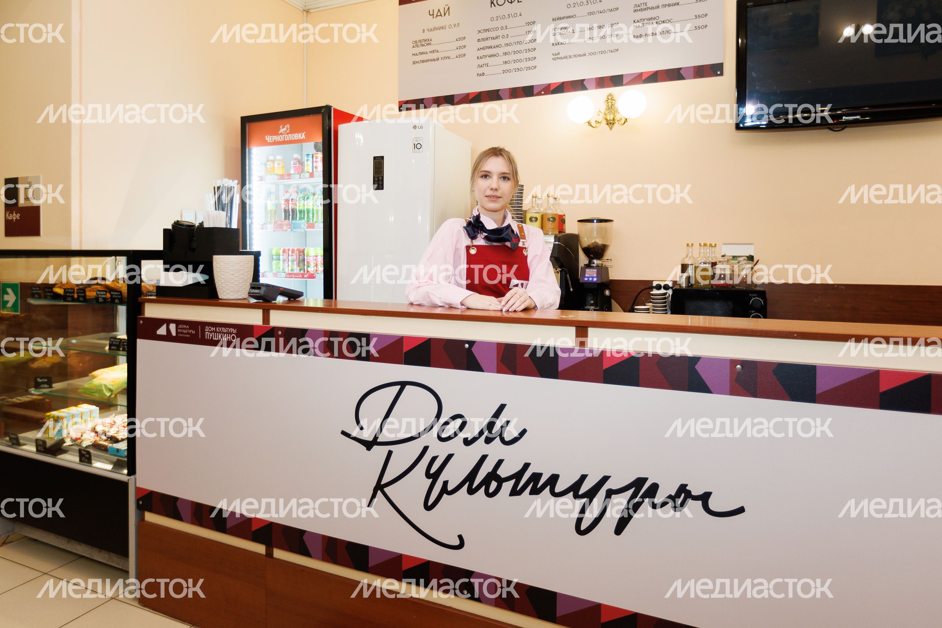 Сотрудник Дома культуры «Пушкино» в брендированной одежде Сотрудник Дома культуры «Пушкино» в брендированной одежде