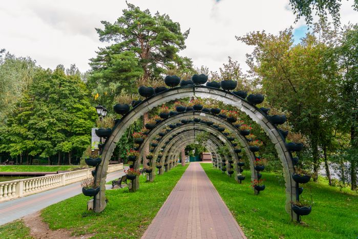 Арка в парке культуры и отдыха «Ивановские пруды» в Красногорске летом